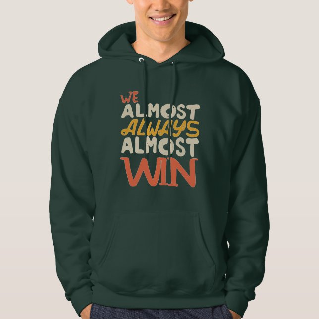 Vi vinner nästan alltid nästan, roligt hoodie (Framsida)