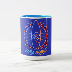 Vibewave Neon Surfboard Design – Retro Wave Glow A Två-Tonad Mugg