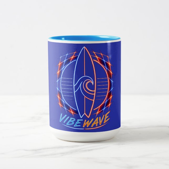 Vibewave Neon Surfboard Design – Retro Wave Glow A Två-Tonad Mugg (Center)
