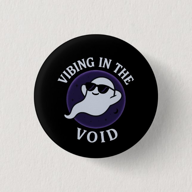 VIBING IN THE VOID – Knapp med nål (Framsida)