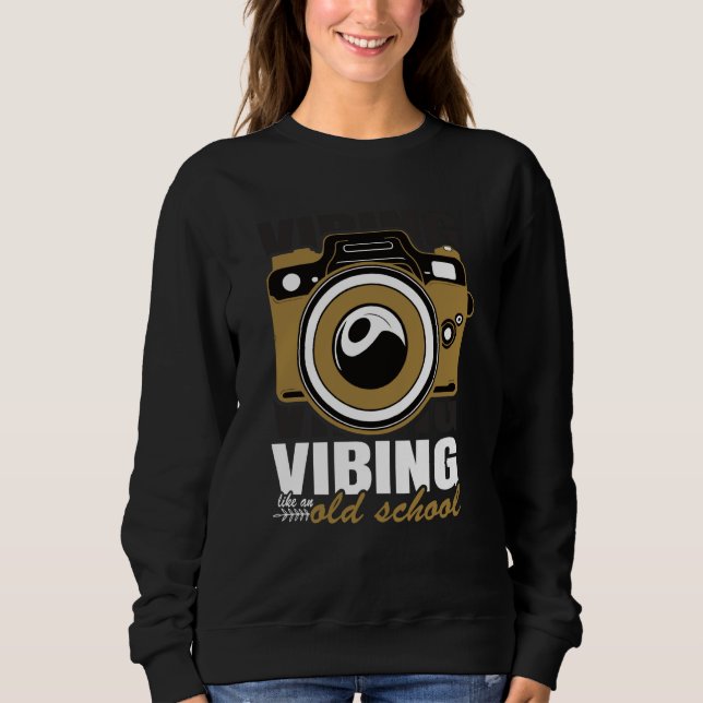 Vibing Like Retro School Cheerful Photography Illu T Shirt (Framsida)