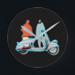Vibrant Artsy Retro Italy Pop Art Motor Scooter Rund Klocka<br><div class="desc">Vi presenterar vår svarta elegant runt väggklocka med en fängslande återdesign som betalar hyllning till 1960-talets konstnärliga livlighet. Den här unika klockan har en färglös teckning som påminner om den ikoniska popkonen stil, som visar två abstrakter figurer i fet orange och ger ljusblått ljus. Framför dessa figurer är en elegant...</div>
