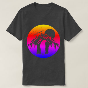 Vibrant bergslandskap med björn t shirt