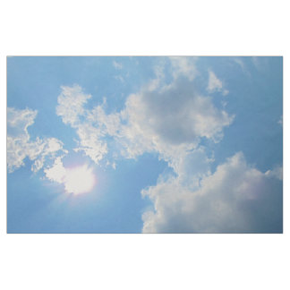 Vibrant blå himmel med sol och molnfoto tyg