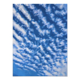 Vibrant Blå himmel med Wispy White Clouds Overhead Fototryck