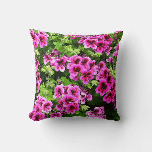 "Vibrant Blooms: Shock rosa Geraniums on Lush Bush Kudde