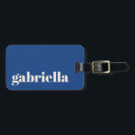 Vibrant Blue Bold Typography Personlig Namn Bagagebricka<br><div class="desc">Resa i stil med den här personligen bagagetaggen som har en modern minimalistisk utformning. Eleganten serif namn står mot en pulserande blå bakgrund, skapar en chic och ett tidlöst utseende. Perfekt för resenärer som reser ofta, professioneller i företag, studenter och semesterfirare som lätt vill identifiera sina säckar. Baksidan innehåller utrymme...</div>