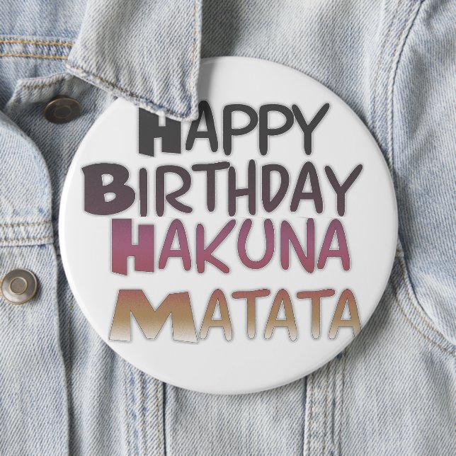 Vibrant Grattis på födelsedagen Hakuna Matata Desi Knapp (In Situ)