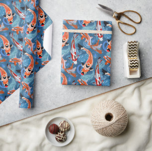 Vibrant Koi-fisk bland Paisley Mönster Presentpapper