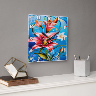Vibrant Lily Blooms mot blå bakgrund Fyrkantig Klocka