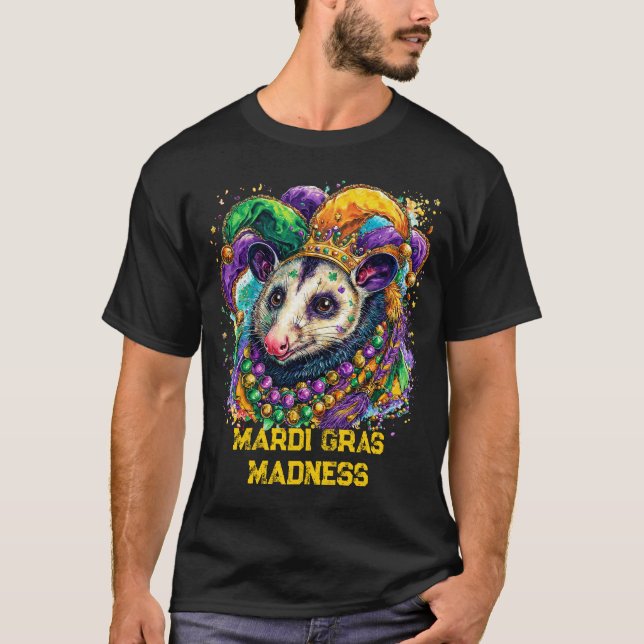 Vibrant Mardi Gras possum in jester mask and beads T Shirt (Framsida)