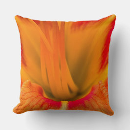 Vibrant orange daylily macro botanical decor kudde