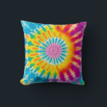 Vibrant Rainbow Tie-Dye Spiral Kudde<br><div class="desc">Ett dynamiskt och färglöst färgämne mönster med en spiral-utformning i centrum med strålande vibrerande nyanser av blått,  gult,  orange,  rött,  rosa,  lila och grönt,  skapande en livlig och psykodelisk visuell effekt.</div>