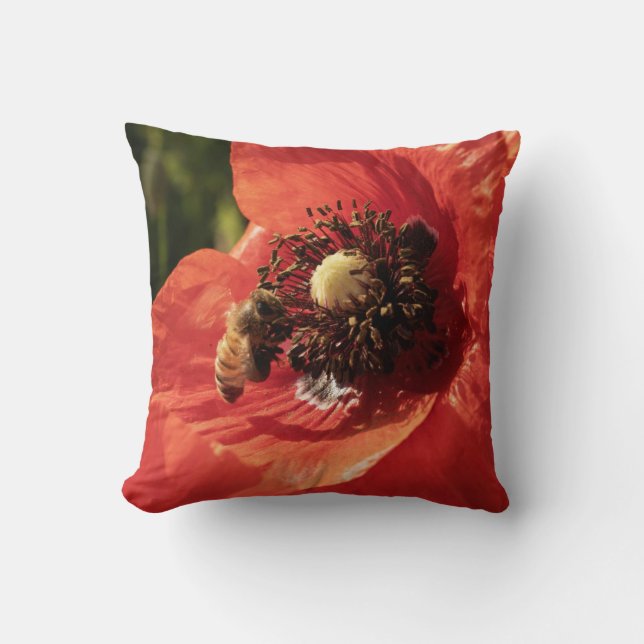 Vibrant Red Poppy and Honey Bee Throw Pillow Kudde (Framsida)
