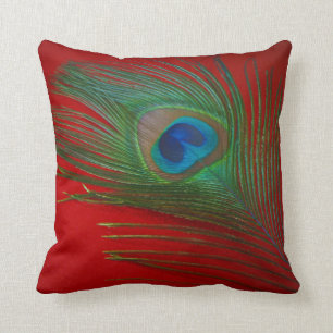Vibrant röd peacock ludd kudde