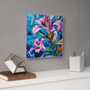 Vibrant Rosa Lilies mot en blå bakgrund Fyrkantig Klocka