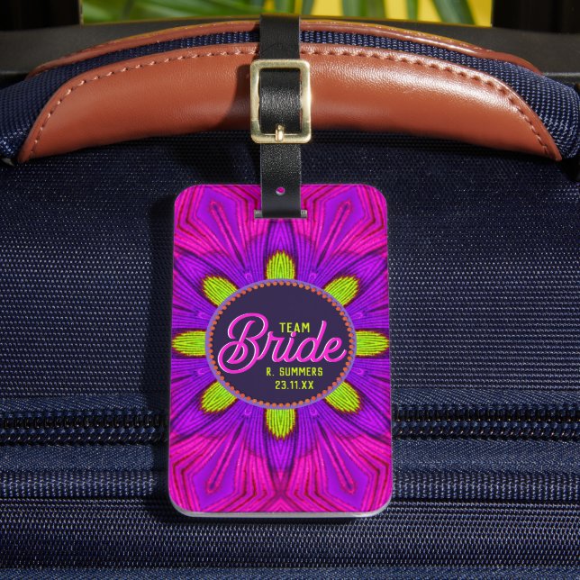 Vibrant Rosa Vibe Boho Hippie Stil Team Bride Bagagebricka (Framsida Insitu 2)
