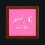 Vibrant Shock rosa Namn Sweet 16 Birthday Minnesask<br><div class="desc">Vibrant Shock rosa Namn Sweet 16 Födelsedagsfester. Minimal och modern för att hedra minnet av att man vrider sexton. Med ett inofficiellt skript för Sweet 16 och anpassa sig till mottagarens namn.</div>