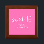 Vibrant Shock rosa Namn Sweet 16 Birthday Minnesask<br><div class="desc">Vibrant Shock rosa Namn Sweet 16 Födelsedagsfester. Minimal och modern för att hedra minnet av att man vrider sexton. Med ett inofficiellt skript för Sweet 16 och anpassa sig till mottagarens namn.</div>