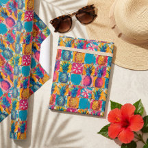 Vibrant sida vid sida med fet och färglös ananas