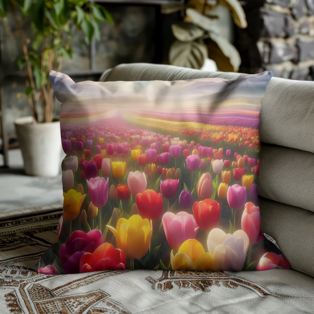 Vibrant Tulip Fält i Fullt Bloom Kudde (Skapare uppladdad)