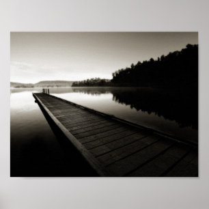 vibrerande bild av svart och vitt liggande poster