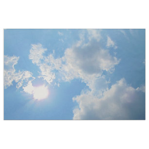 Vibrerande blå himmel med solen och molnfotoet tyg