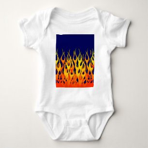 Vibrerande klassikertävla flammar på marinblått t-shirt