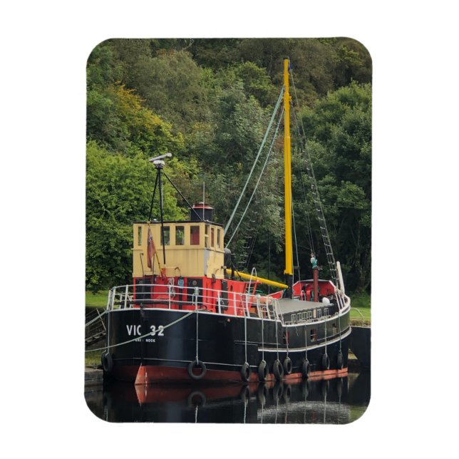 Vic32 Puffer Boat in Crinan Canal Basin, Skottland Magnet (Vertikal)