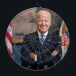 Vice President Joe Biden från Obamas ordförandeska Darttavla<br><div class="desc">Fotografiet fångas ett ögonblick innan presidenten väljer Joe Biden som utnämnts till Vice president i Förenade Stater. Solljus strömmar genom ett fönster och kastar en varm glöd på figur i en biden som står tryggt i mitten av ram. Hans arm har passerats, en gest som tyder på både auktoritet och...</div>