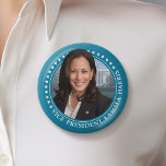 Vice President Kamala Harris 2024 - Teal Stars Knapp<br><div class="desc">En vacker utformning för den Vice presidenten i Stater - Kamala Harris. En icke-traditionell färg av teal används för gräns med ett foto av det vita huset i bakgrunden.</div>