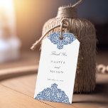Victorian Blommigt Bröllop Tack Presentetikett<br><div class="desc">Den viktorianinspirerade blommigten bröllop tackar märkrna för att de har en invecklad botanisk design i en klassisk marin blå och vit palett. Perfekt för att göra vintagen mer sofistikerad till dina bröllopsfavoriter. Dessa märkre kombinerar på ett bra sätt den gamla charmen med ett modernt estetiskt tänkande. Framsidan visar ett detaljerat...</div>