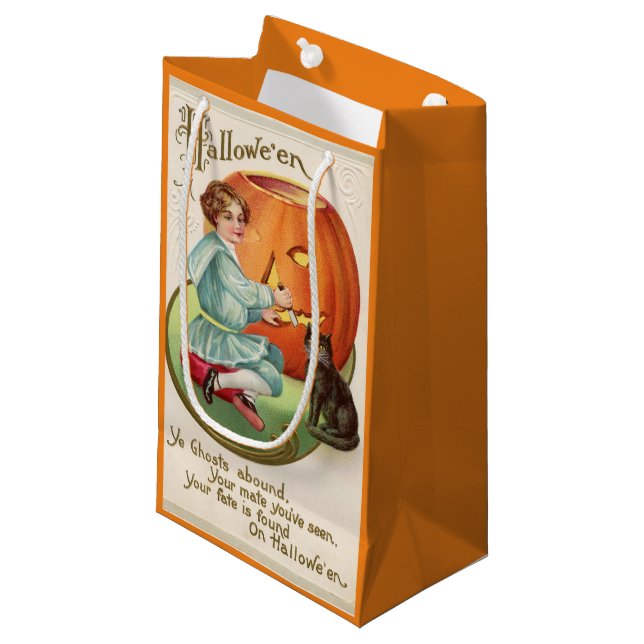 Victorian Boy Carving Pumpkin Halloween (Framsidan Vinklad)