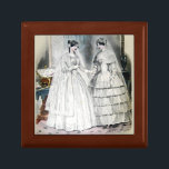 Victorian Bröllop Dress Smyckeskrin<br><div class="desc">Bilden av Viktorian bröllop-klänningen kommer från en 1850-tidning med dagstidningen bröllop mode. Vackert!</div>
