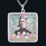 Victorian Dam Necklace Silverpläterat Halsband<br><div class="desc">Det här vackra halsbandet blir säkert en konversationsstart! Du kan säga att det är din underbara,  underbara mormor! Det här halsbandet kommer att inspirera och förtjusa på min blandade mediekonst.</div>