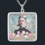 Victorian Dam Necklace Silverpläterat Halsband<br><div class="desc">Det här vackra halsbandet blir säkert en konversationsstart! Du kan säga att det är din underbara,  underbara mormor! Det här halsbandet kommer att inspirera och förtjusa på min blandade mediekonst.</div>