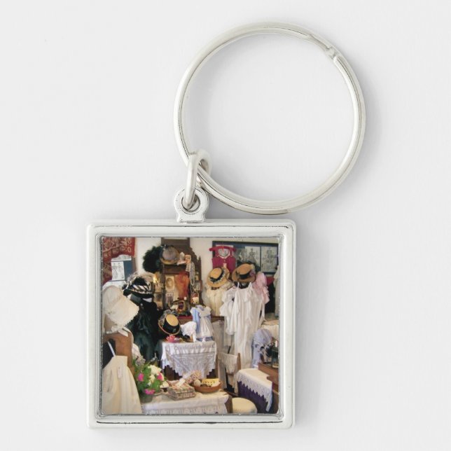 VICTORIAN ENGLAND FYRKANTIG SILVERFÄRGAD NYCKELRING (Framsidan)