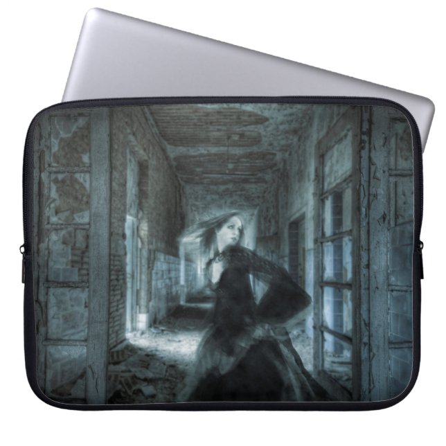 Victorian Girl Ghost Running in Hallway Laptop Fodral (Framsidan)
