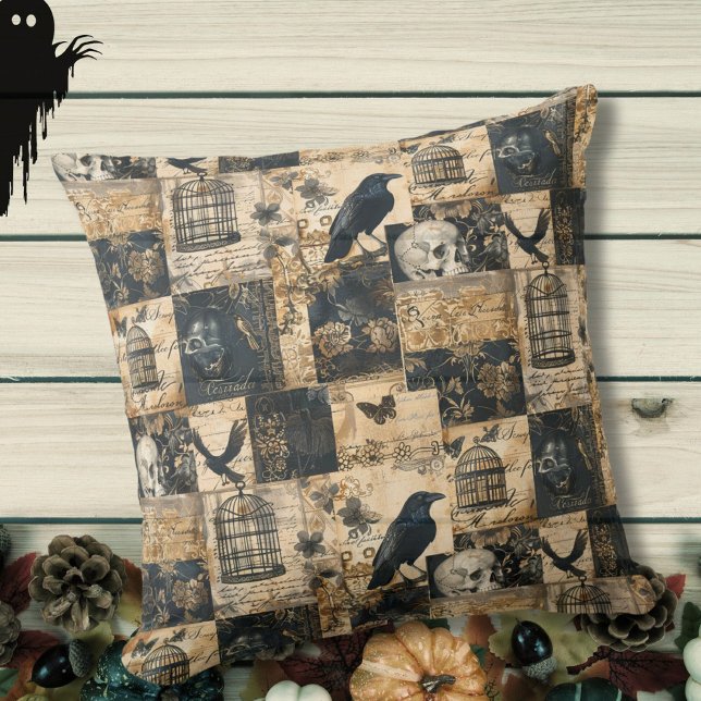 Victorian Gothic Halloween Patchwork Kudde (victorial gothic patchwork throw pillow with raven birds, skulls, birdcages and script typography)