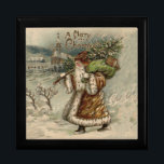 Victorian Jultomten Julgran Smyckeskrin<br><div class="desc">Vintage Jultomten som bär en Crhistmas Träd Sen när tar jultomten med sig träd? Bilden baseras på ett årligt julkort från slutet av 1800-talet. Då, tomten bära inte alltid rött. I den här illustrationen av Jultomten har St. Nick på sig ett varmt brunt kostym, och hans påse av godis är...</div>
