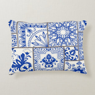 Victorian Majolica: Patchwork Tile Mönster. Prydnadskudde