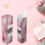 Victorian Rosa Snowflake-julfoto Presentask För Vinflaska<br><div class="desc">Besök julhelgen med vår Rosa Snowflake jul Vin Box, designad för att tillföra firande en personlig och festlig beröring. Den här Vin-boxen har elegant rosa snöflingor som kryper mot en subtil bakgrund och skapar ett glatt och sofistikerat utseende. Anpassa den här vackra Vin-lådan med ett eget familjefoto och förvandla din...</div>