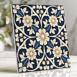 Victorian Sapphire Blue och Ivory Daisy Kakelplatta<br><div class="desc">Den viktorianinspirerade konsten och hantverksdesignen visar en häpnadsväckande djup safirblått bakgrund som är försedd med mjuka elfenbenskluster och invecklade snurrande daisy. Den handmålade spårningen av stil och den symmetriska blommigten framkallar en tidlös antika charm, perfekt för upphöjande av ryggsplash, accentväggar eller dekorativa installationer. Med sin elegant kombination av rik färg...</div>
