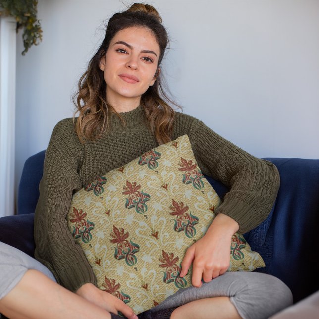 Victorian Tulip Foliage Blommigt Motif Livingroom Kudde (mockup of a woman holding a Victorian Tulip Foliage Floral Motif Livingroom Throw Pillow)