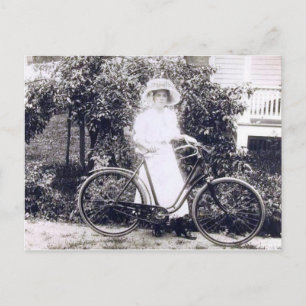 Victorian Woman med en Vintage av Bicycle Vykort