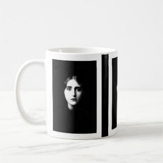 Victorian woman with haunting expression kaffemugg