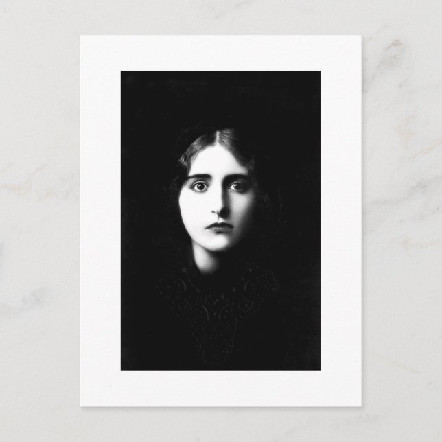 Victorian woman with haunting expression vykort (Framsida)