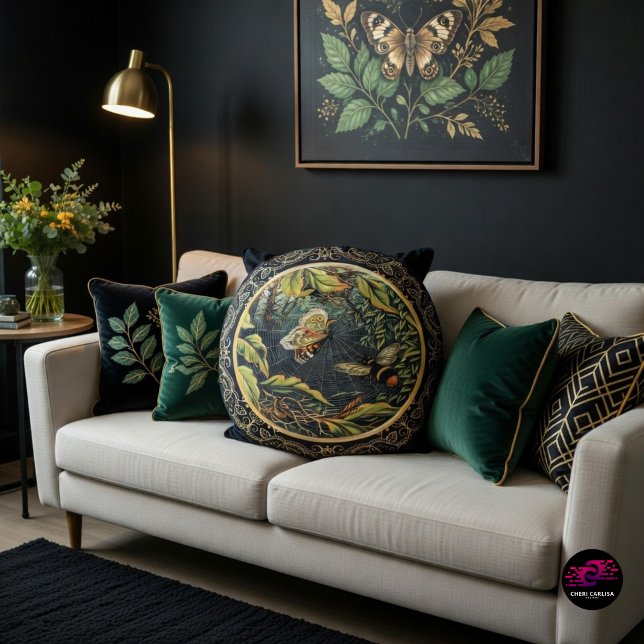 Victoriansk Bina och Fjäril i Spindelnät Rund Kudde (Not your average pillow—this one tells a story 🐝🕸️)