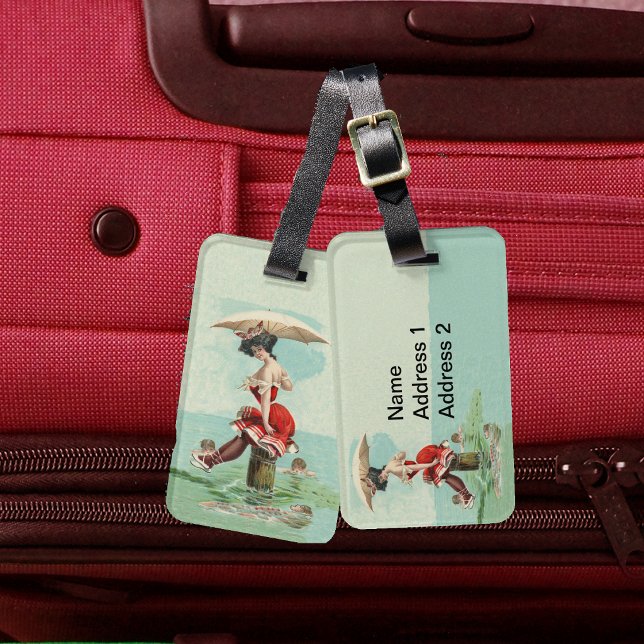 Victoriansk dam parasoll Ocean Röd badklänning Bagagebricka (Victorian lady in red bathing suit with parasol on log in ocean on luggage tags.)