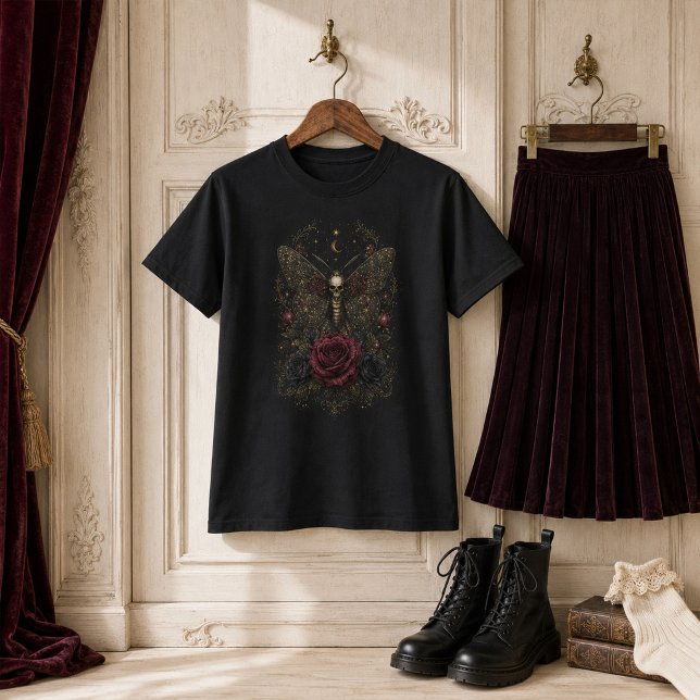 Victoriansk gotisk dödshuvudmössa burgunderröda ro t shirt (Victorian Gothic Death Head Moth Burgundy Roses T-Shirt)